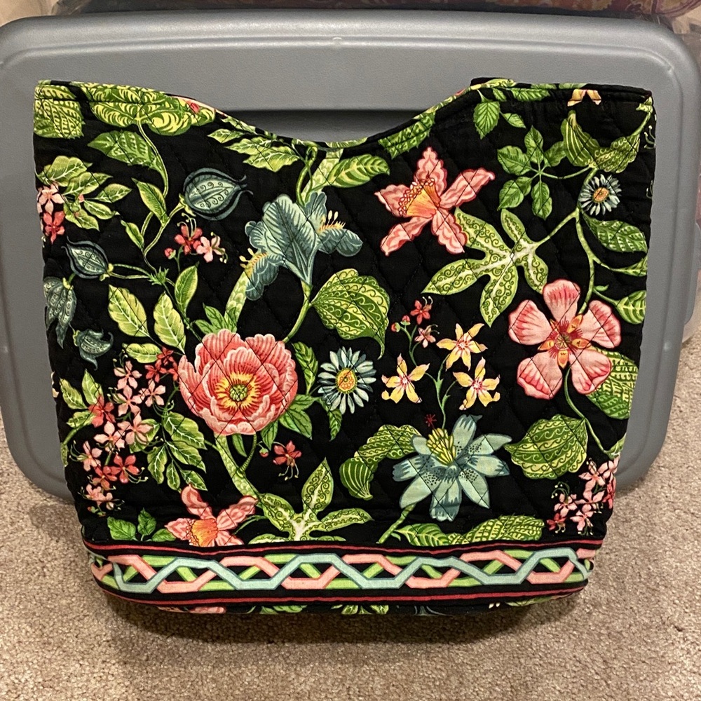 🌸 Vera Bradley Green and pink Quilted Shoulder Bag. GUC. floral